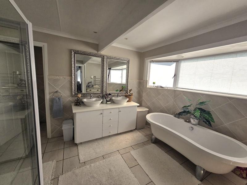 5 Bedroom Property for Sale in Outeniqua Strand Western Cape